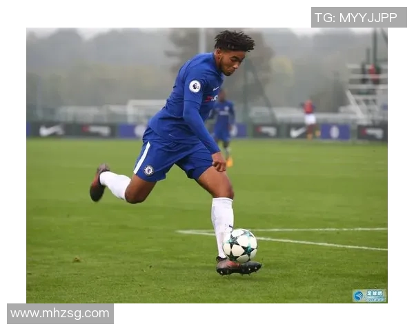 足球明星签名的简单之道揭示了他们背后的故事与个性